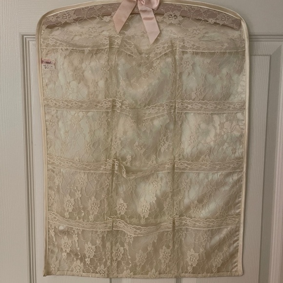 Presentables Ivory Lace Organizer - Picture 1 of 6